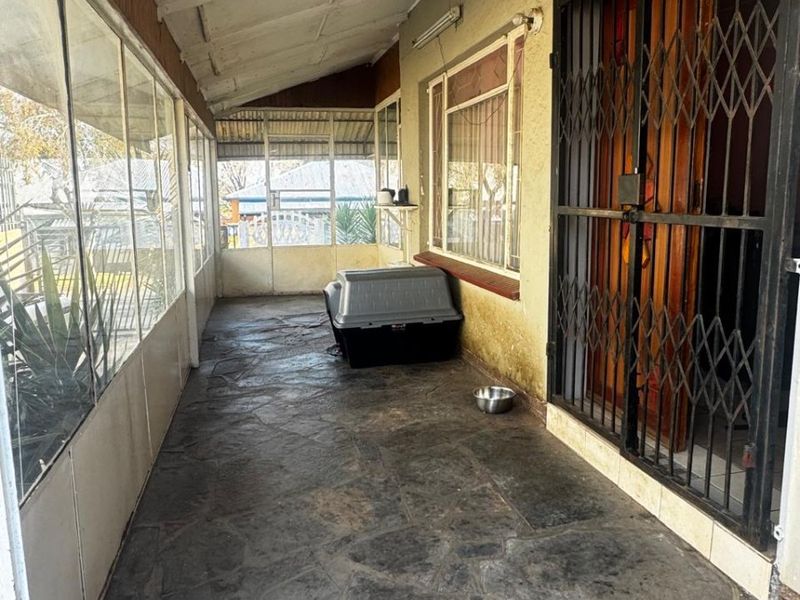 Charming Family Home in Roodepoort - Photo 3