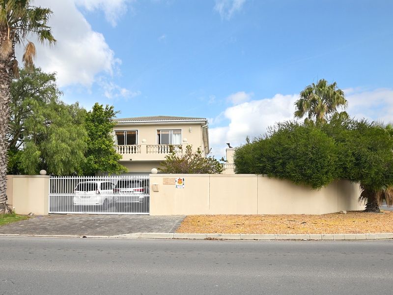FOUR BEDROOM D/S FAMILY HOME WITH STUDY AND POOL IN PARKLANDS FOR SALE - Photo 1