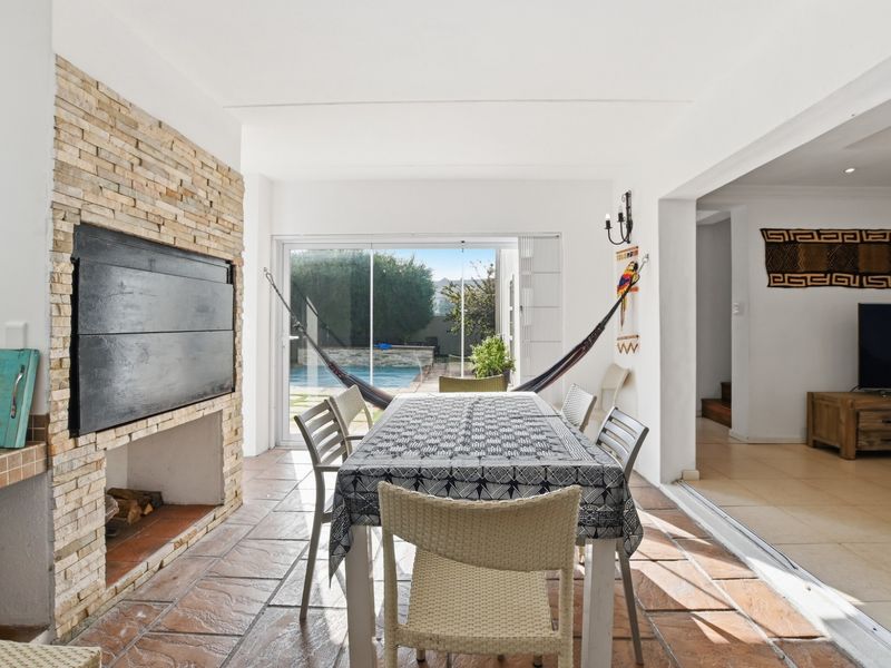FOUR BEDROOM D/S FAMILY HOME WITH STUDY AND POOL IN PARKLANDS FOR SALE - Photo 10
