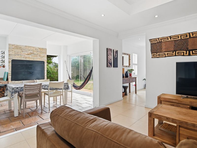 FOUR BEDROOM D/S FAMILY HOME WITH STUDY AND POOL IN PARKLANDS FOR SALE - Photo 9