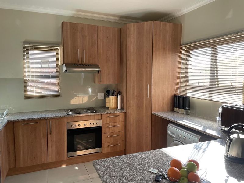 3 Bedroom Duplex House To Rent in Heuwelsig Estate, Centurion - Photo 5