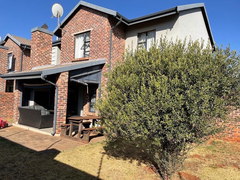 3 Bedroom Duplex House To Rent in Heuwelsig Estate, Centurion - Photo 3