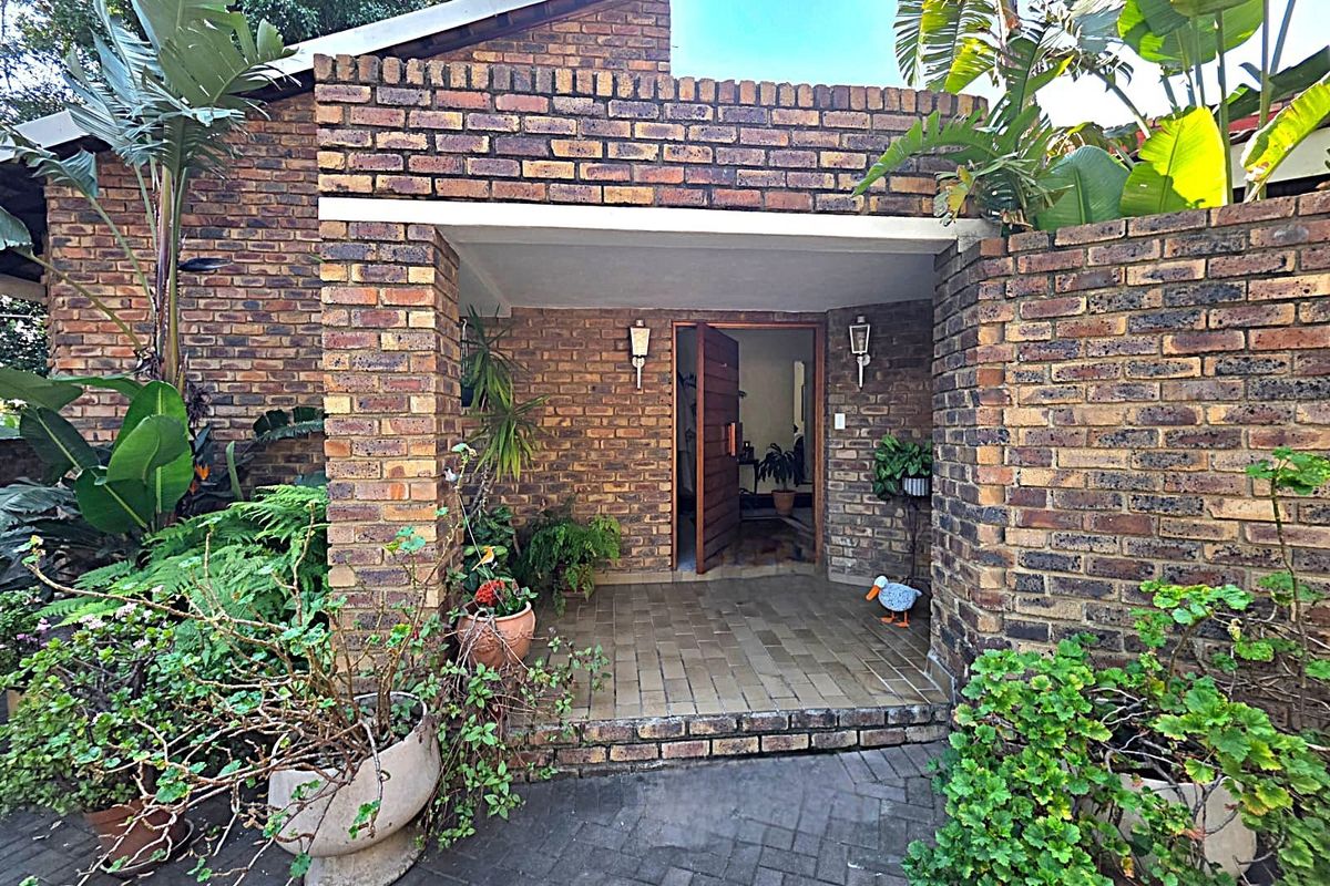 Charming Family Home In Lovely Surrounds With Versatile Income Producing Cottage - Photo 2