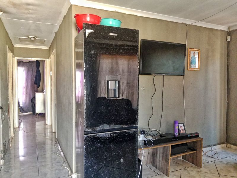 Spacious and Affordable 3 Bedroom House For Sale in Soshanguve VV, Soshanguve - Photo 7