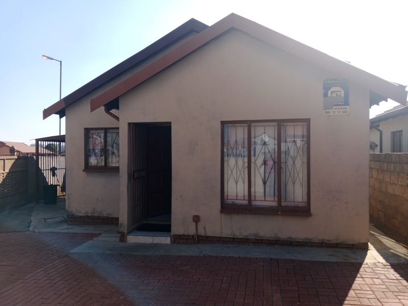 Spacious and Affordable 3 Bedroom House For Sale in Soshanguve VV, Soshanguve - Photo 3