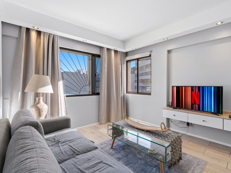 Modern 1 Bedroom Apartment in the Heart of Sea Point - Photo 1