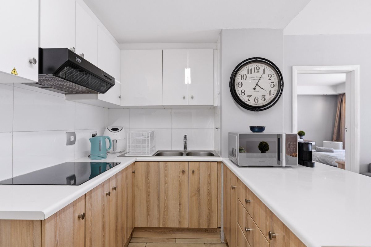 Modern 1 Bedroom Apartment in the Heart of Sea Point - Photo 3