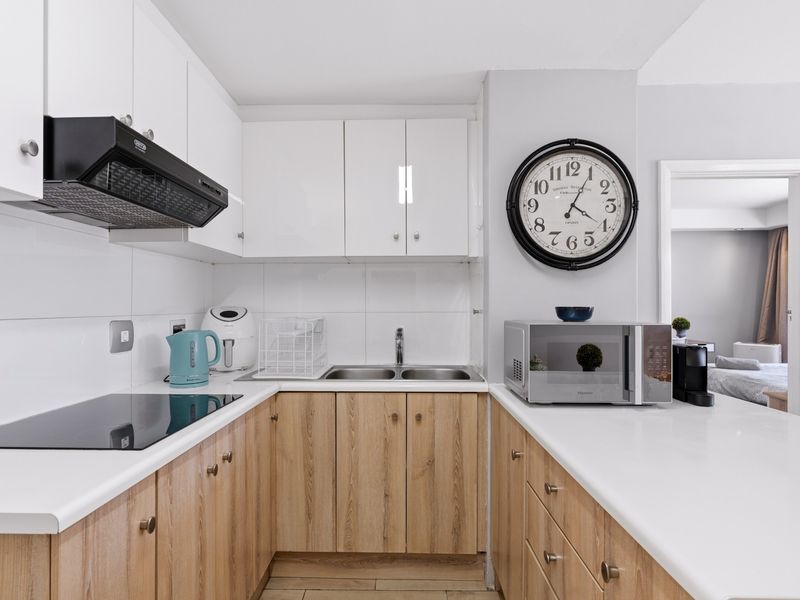 Modern 1 Bedroom Apartment in the Heart of Sea Point - Photo 3