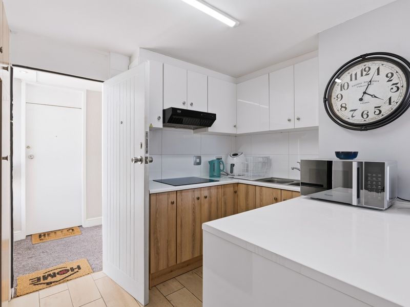Modern 1 Bedroom Apartment in the Heart of Sea Point - Photo 2