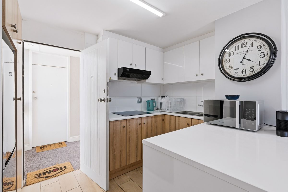 Modern 1 Bedroom Apartment in the Heart of Sea Point - Photo 2