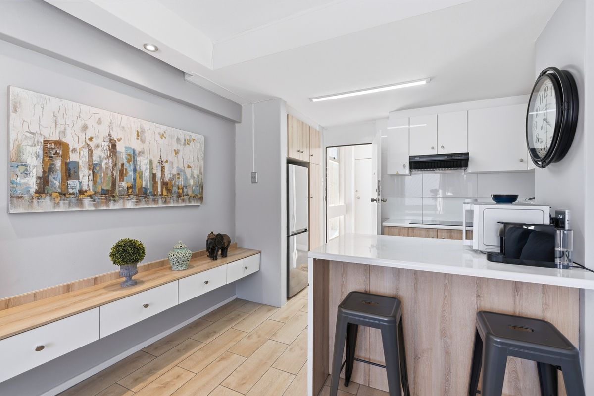 Modern 1 Bedroom Apartment in the Heart of Sea Point - Photo 4