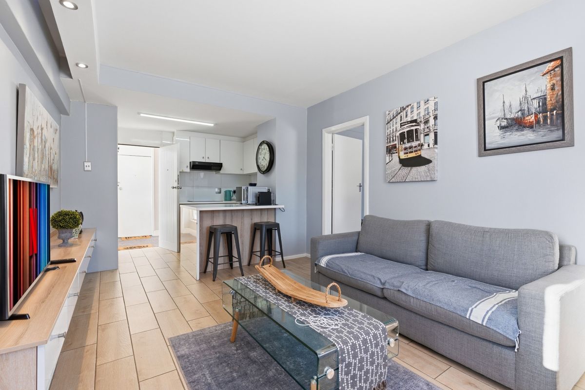 Modern 1 Bedroom Apartment in the Heart of Sea Point - Photo 5