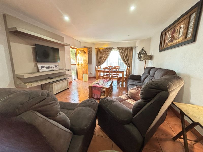 Townhouse To Rent in Vaalpark, Sasolburg - Photo 2