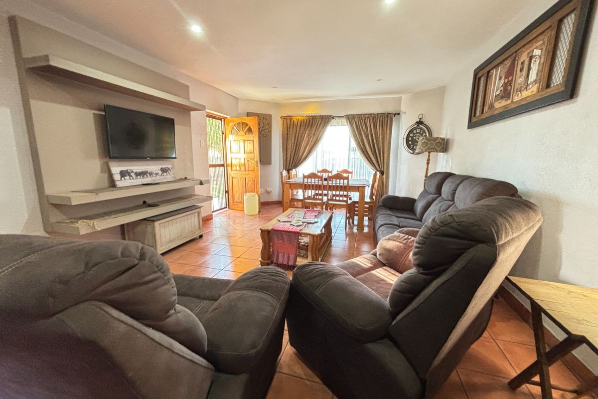 Townhouse To Rent in Vaalpark, Sasolburg - Photo 2