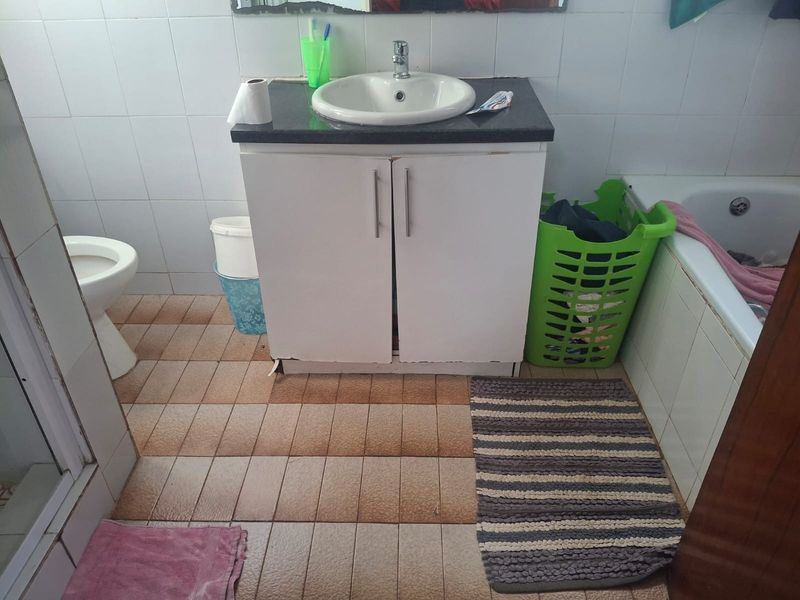 3 bedroom with Domestic room house For Sale in Cato Manor, Durban, KwaZulu Natal - Photo 8