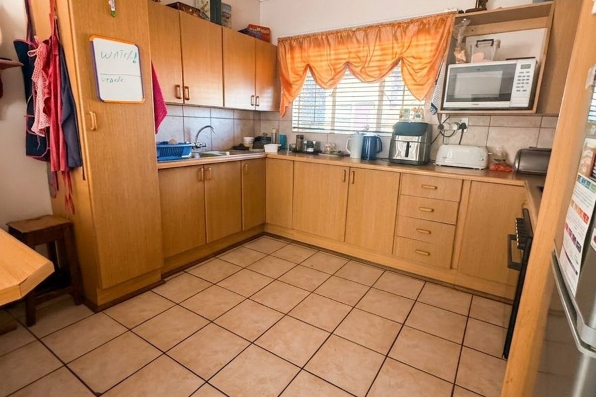 3 Bedroom Townhouse for Sale in Ermelo (CBD) - Photo 4