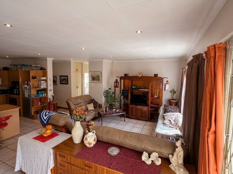 3 Bedroom Townhouse for Sale in Ermelo (CBD) - Photo 3