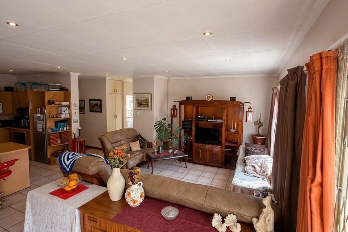 3 Bedroom Townhouse for Sale in Ermelo (CBD) - Photo 3