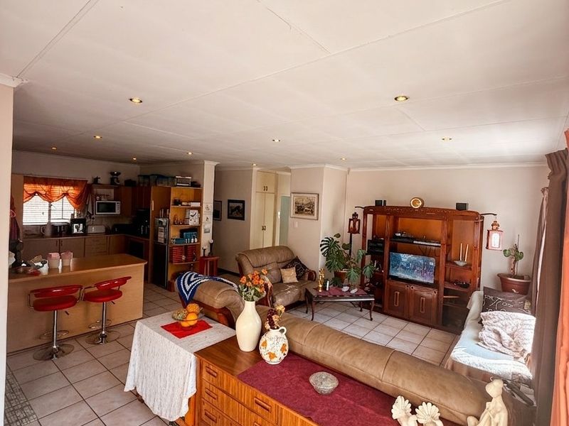 3 Bedroom Townhouse for Sale in Ermelo (CBD) - Photo 2