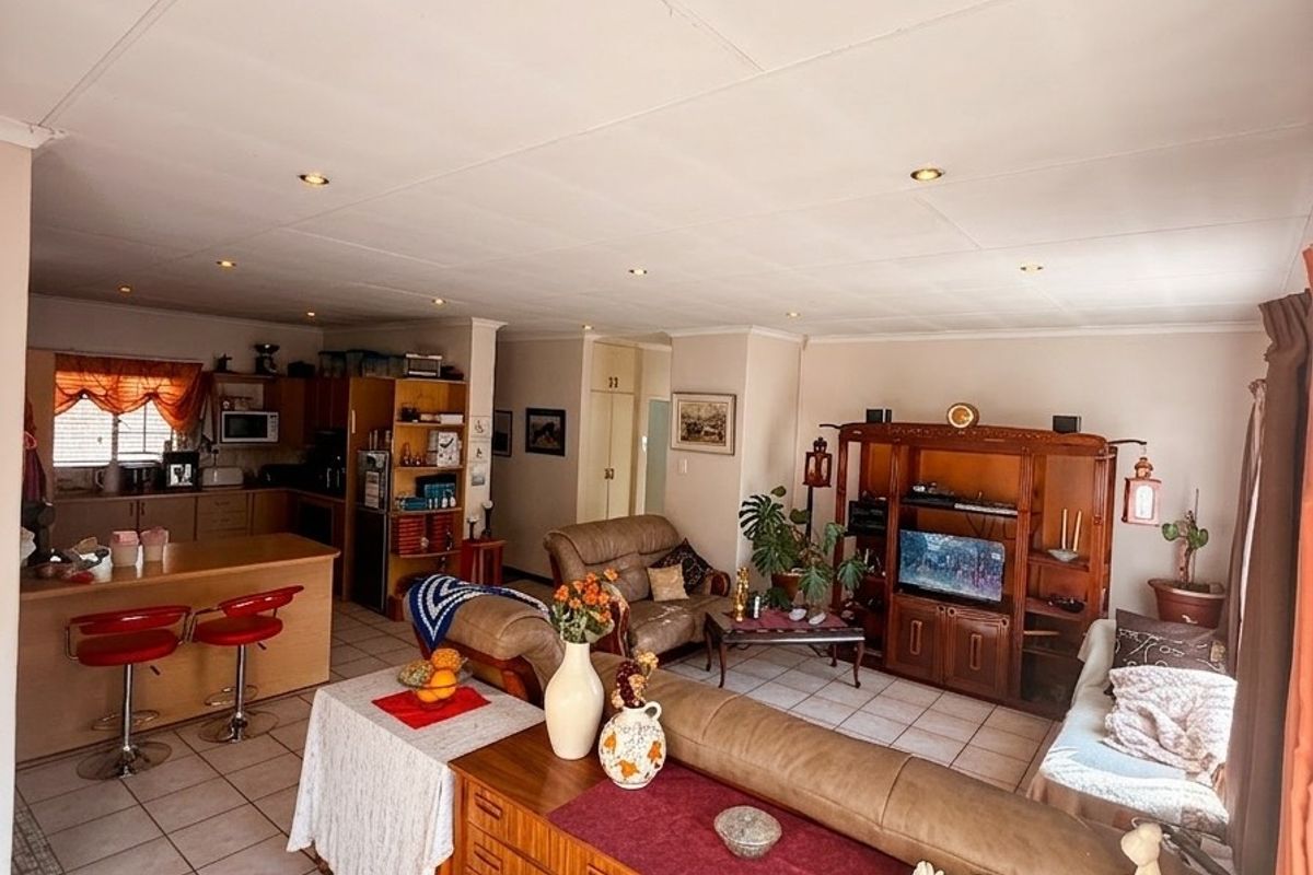 3 Bedroom Townhouse for Sale in Ermelo (CBD) - Photo 2