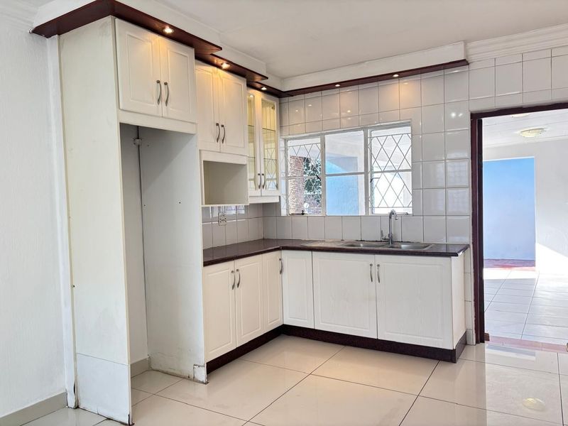 This Lifestyle Four Bedroom With A Swimming Pool Is For Sale In Erasmia - Photo 4