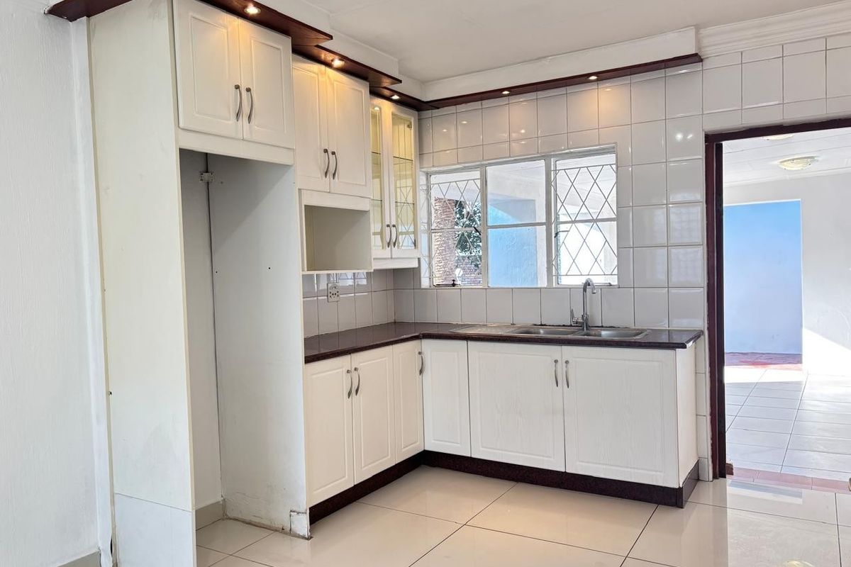 This Lifestyle Four Bedroom With A Swimming Pool Is For Sale In Erasmia - Photo 4