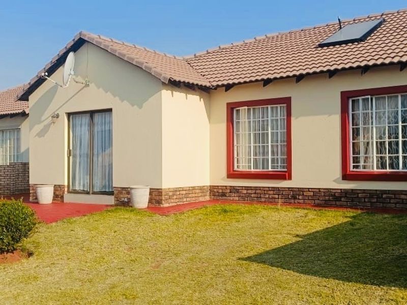 3 Bedroom House For Sale in Magaliesberg Country Estate, Amandasig, Akasia - Photo 1