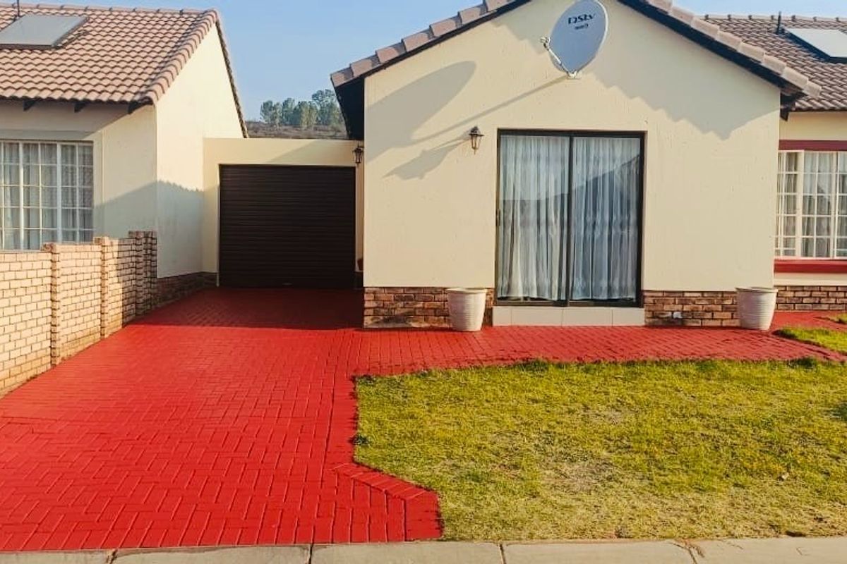 3 Bedroom House For Sale in Magaliesberg Country Estate, Amandasig, Akasia - Photo 2