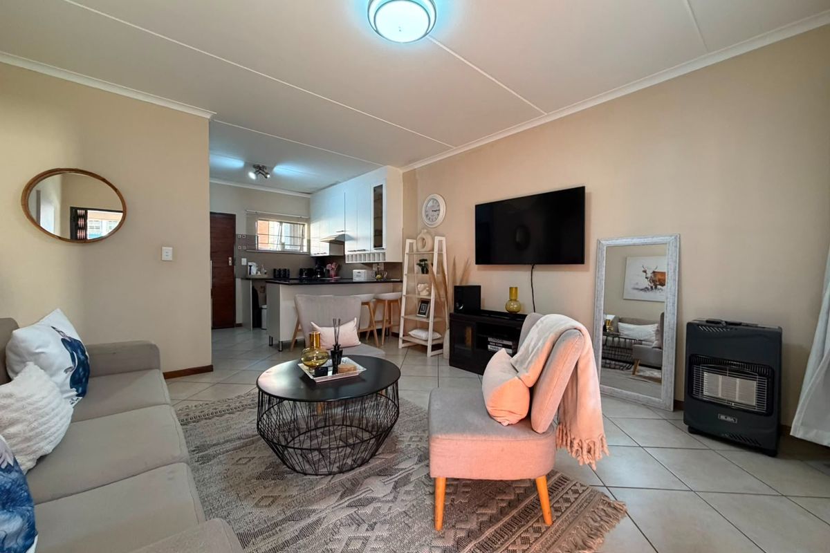 Beautiful Ground Floor Apartment For Sale in Sagewood - Photo 3