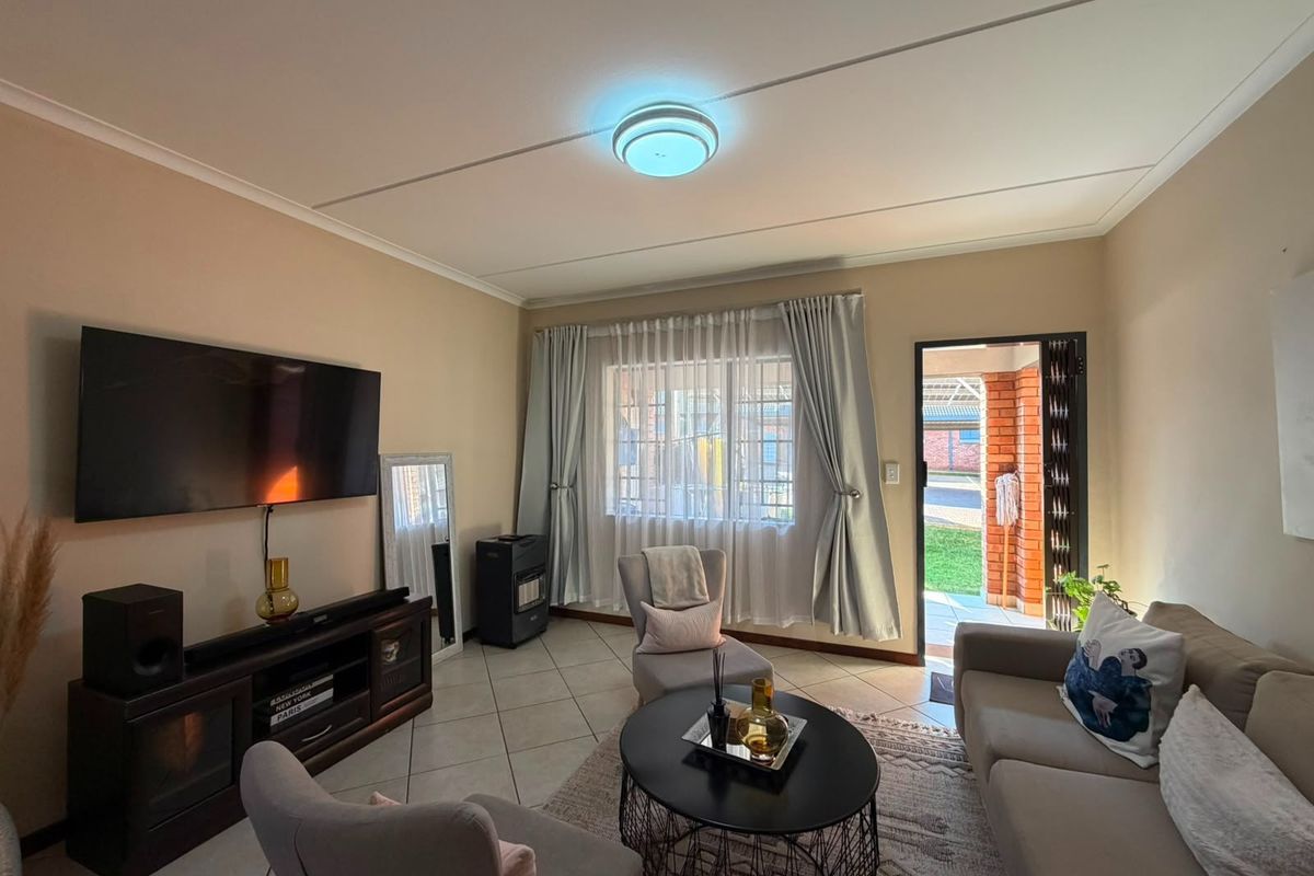 Beautiful Ground Floor Apartment For Sale in Sagewood - Photo 2