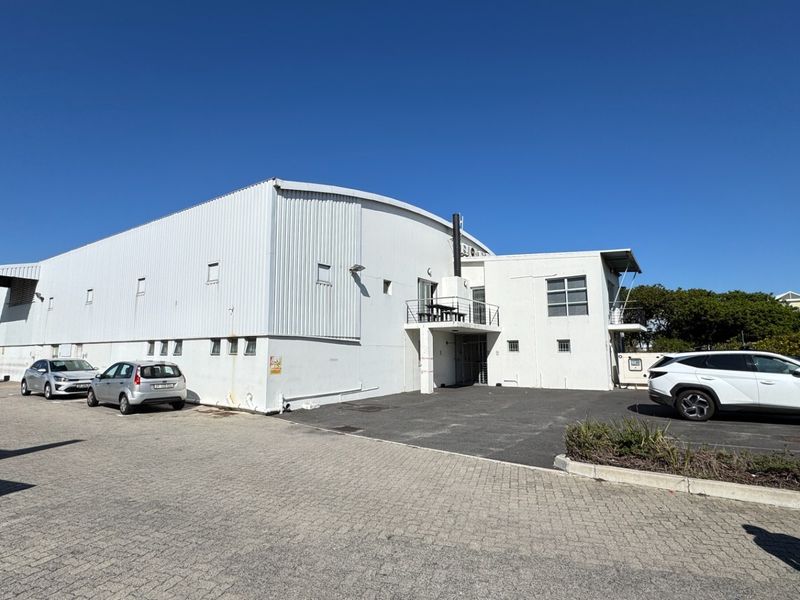 Neat and Secure 1 108m2 Warehouse To Let in Montague Gardens, Cape Town | 100 Amp Power - Photo 2