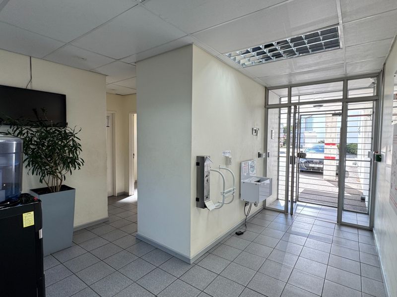 Neat and Secure 1 108m2 Warehouse To Let in Montague Gardens, Cape Town | 100 Amp Power - Photo 4