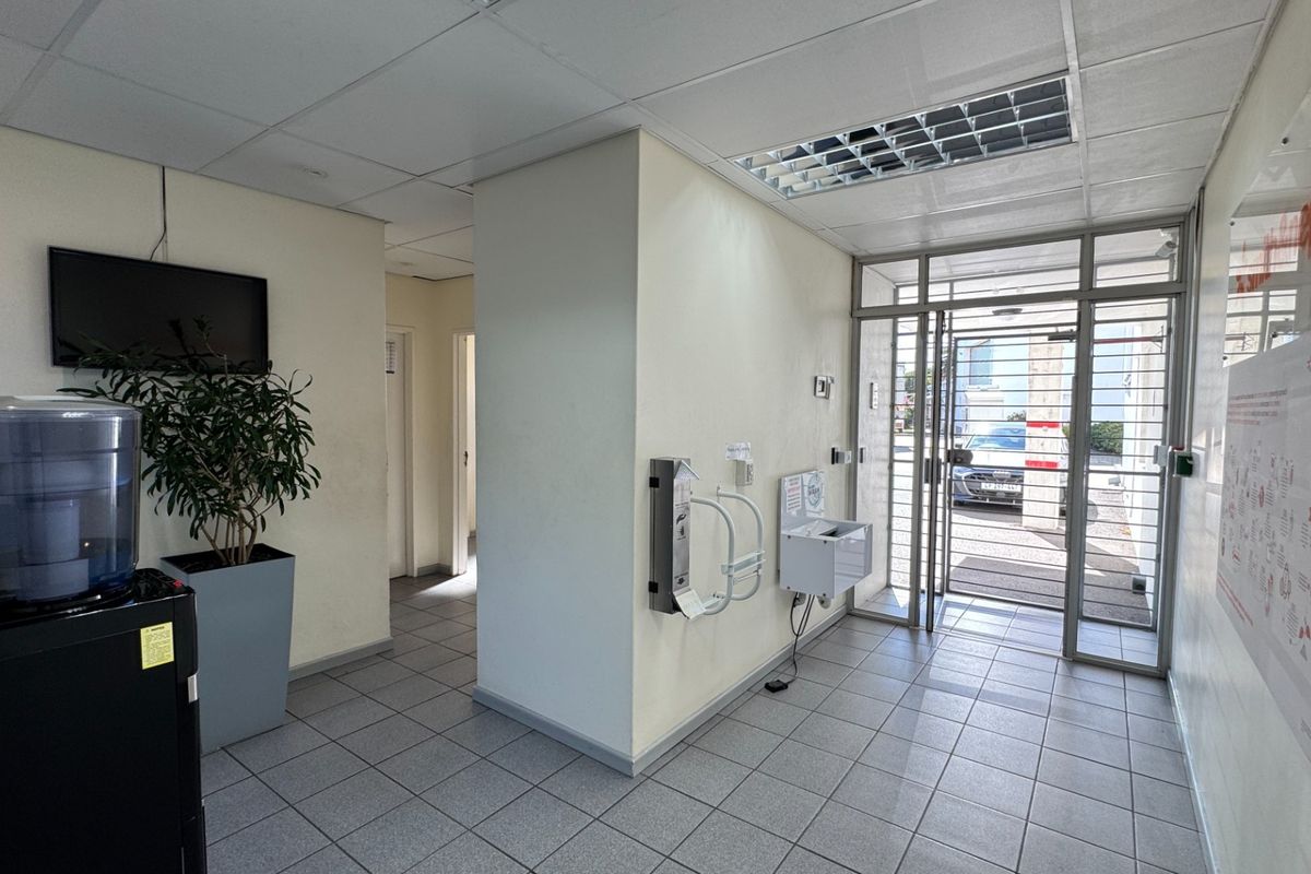 Neat and Secure 1 108m2 Warehouse To Let in Montague Gardens, Cape Town | 100 Amp Power - Photo 4