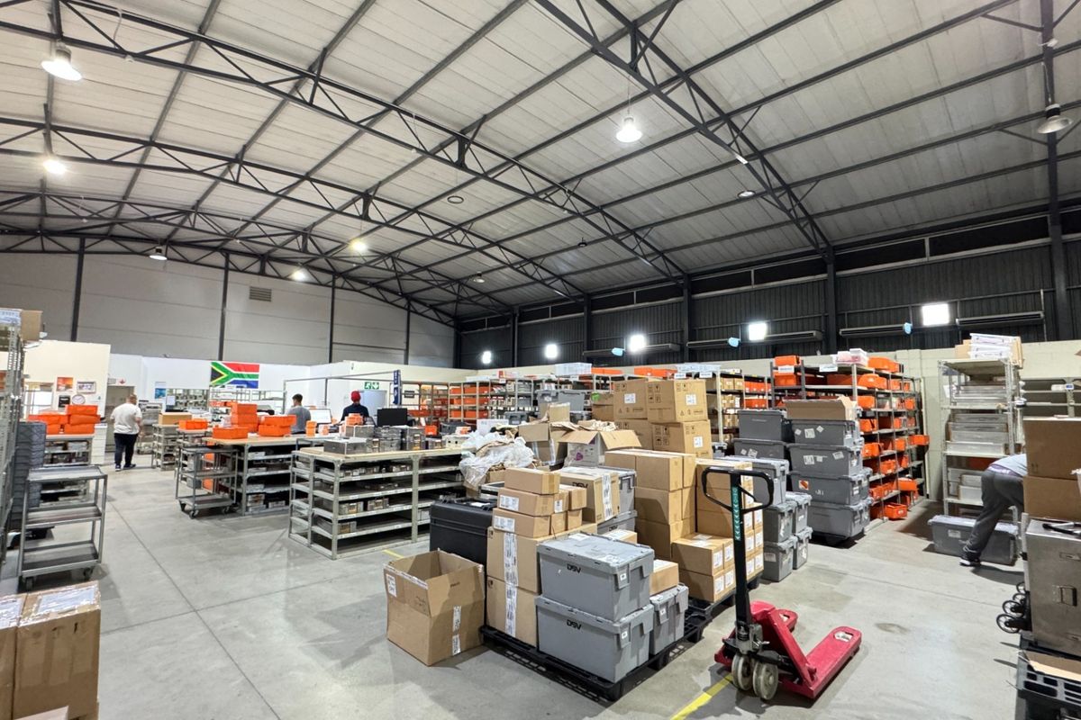 Neat and Secure 1 108m2 Warehouse To Let in Montague Gardens, Cape Town | 100 Amp Power - Photo 5