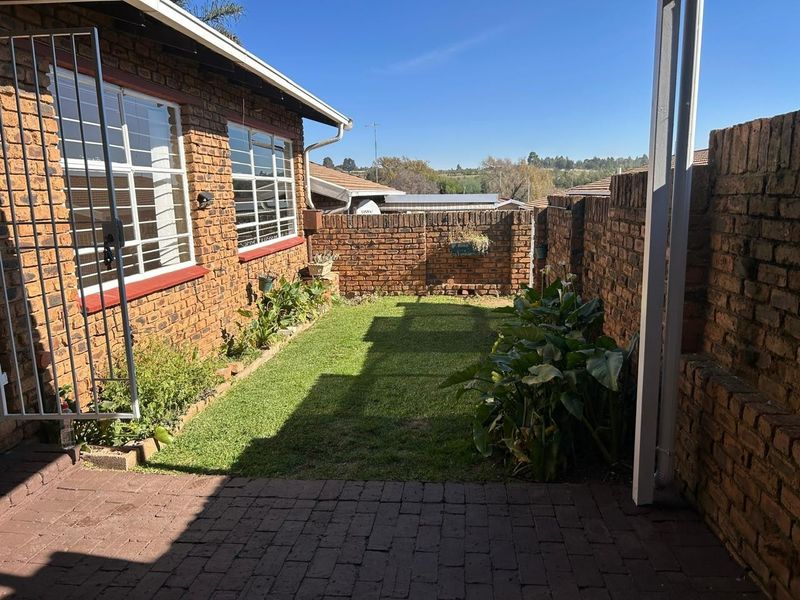 Spacious Townhouse for Sale - Photo 1