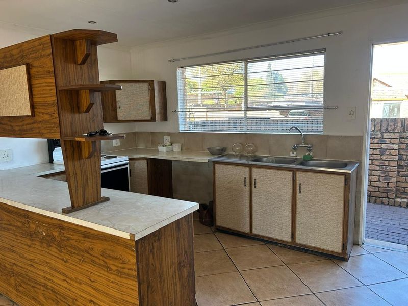 Spacious Townhouse for Sale - Photo 8