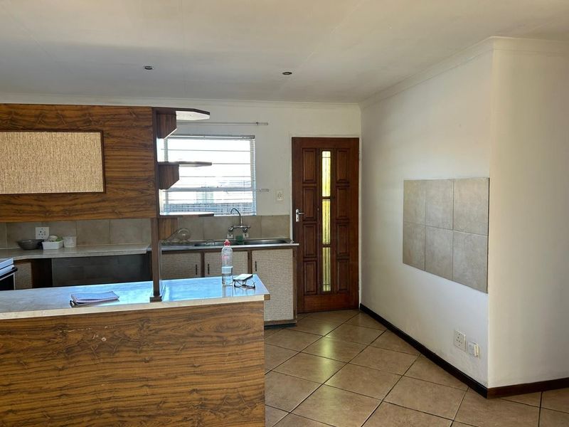 Spacious Townhouse for Sale - Photo 7