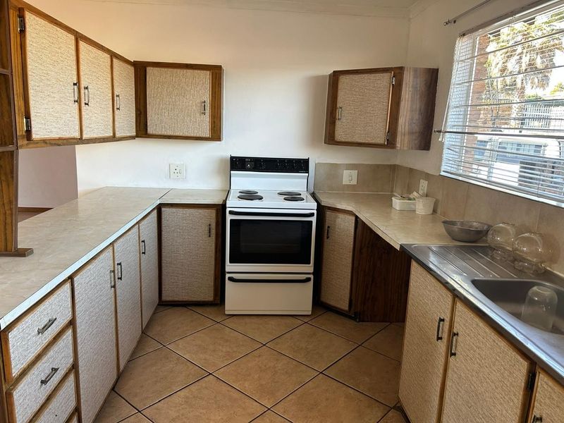 Spacious Townhouse for Sale - Photo 6