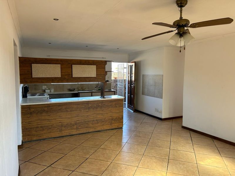 Spacious Townhouse for Sale - Photo 10