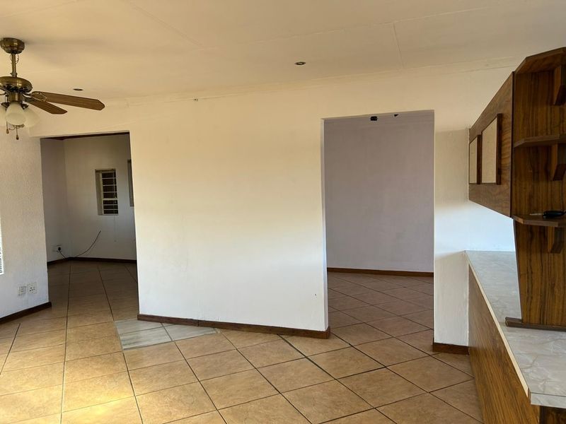 Spacious Townhouse for Sale - Photo 9