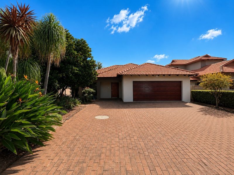 Spacious 3-Bedroom Family Home with Jacuzzi in Secure Complex - Photo 1
