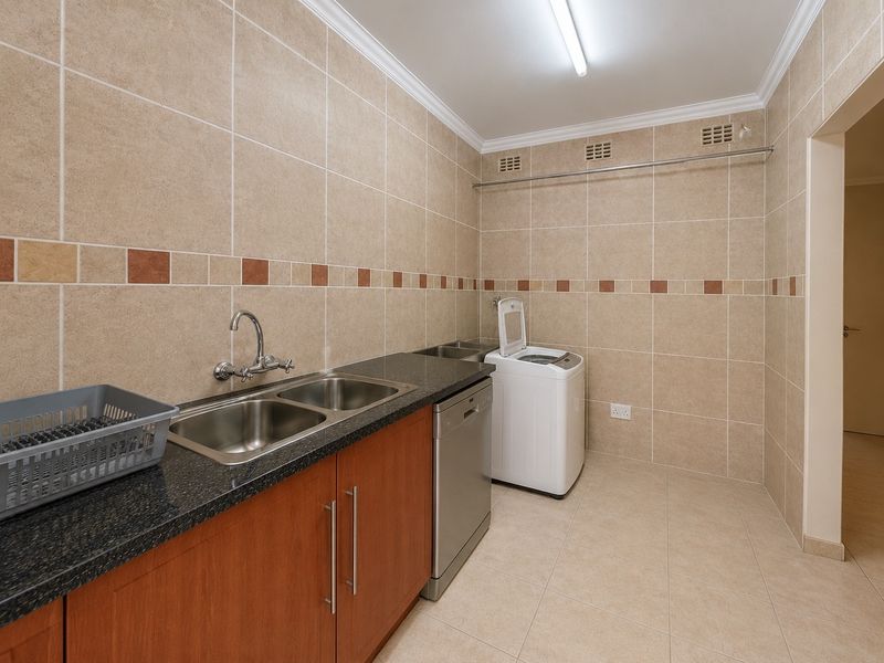 Spacious 3-Bedroom Family Home with Jacuzzi in Secure Complex - Photo 9