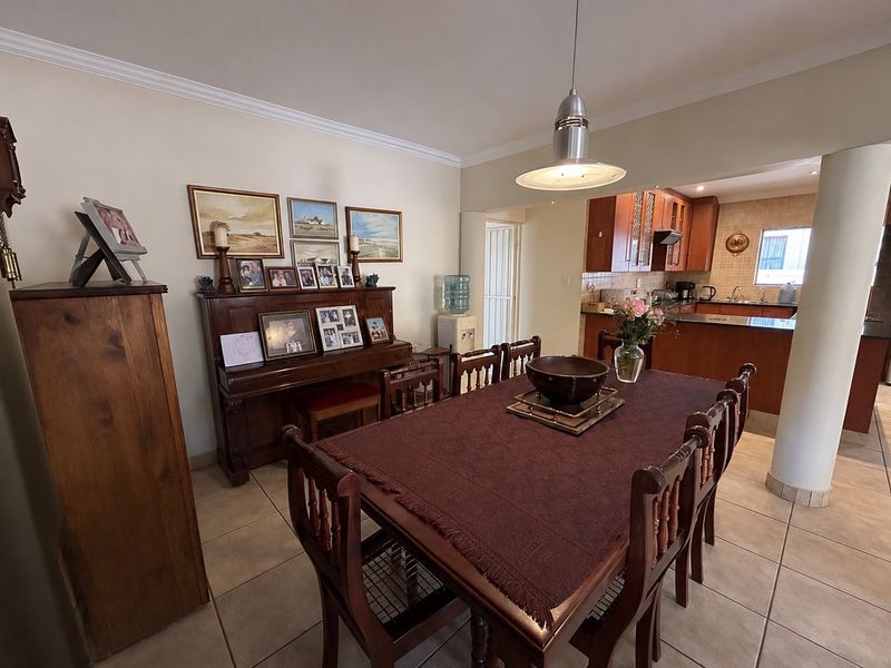 Spacious 3-Bedroom Family Home with Jacuzzi in Secure Complex - Photo 4