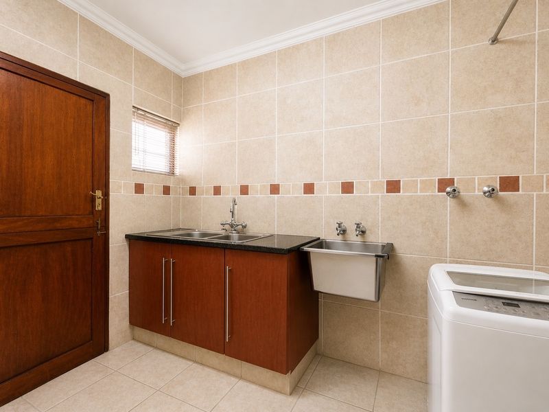 Spacious 3-Bedroom Family Home with Jacuzzi in Secure Complex - Photo 8