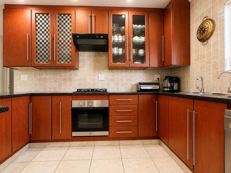 Spacious 3-Bedroom Family Home with Jacuzzi in Secure Complex - Photo 7