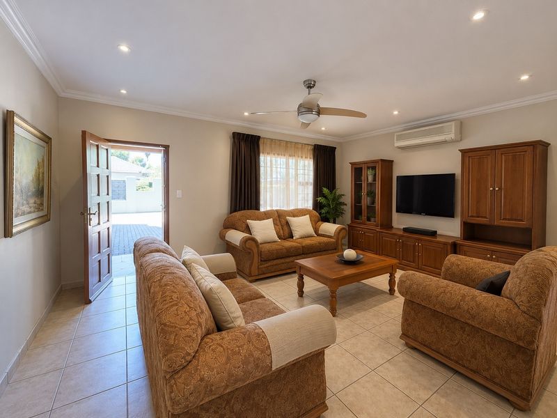 Spacious 3-Bedroom Family Home with Jacuzzi in Secure Complex - Photo 2