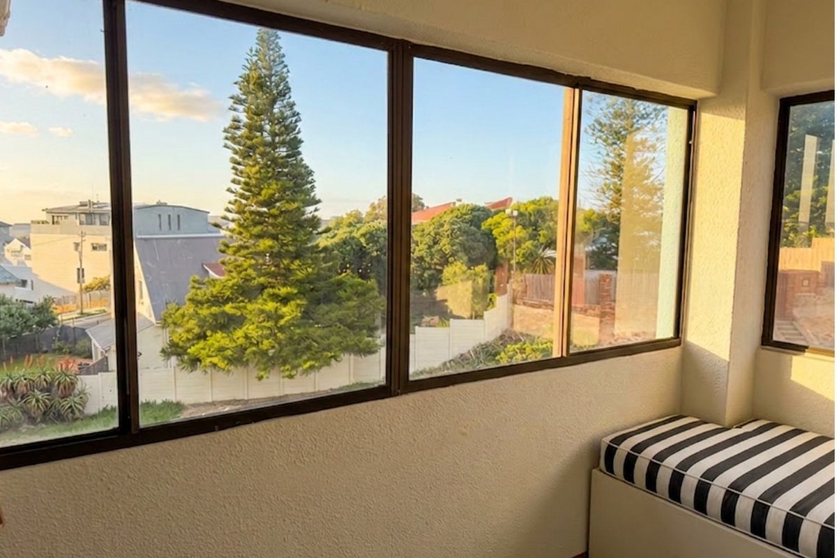 Sunny, Renovated Lock up and Go Apartment in Fish Hoek - Photo 4