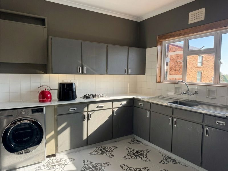 Sunny, Renovated Lock up and Go Apartment in Fish Hoek - Photo 6