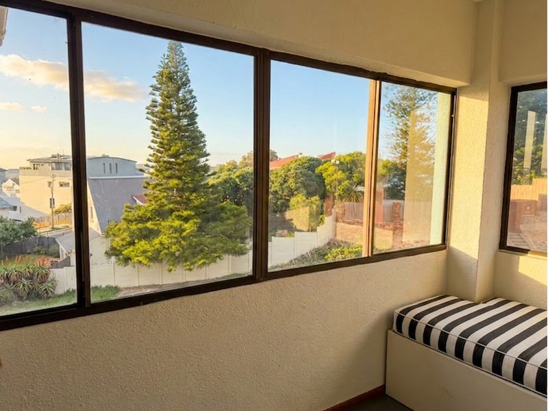 Sunny, Renovated Lock up and Go Apartment in Fish Hoek - Photo 4
