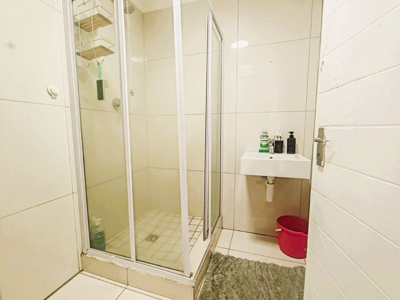Mountain View Apartment For Sale in Zonnebloem, Cape Town - Photo 6